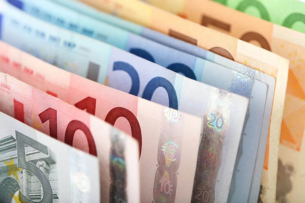 Billets en euros disposés en éventail