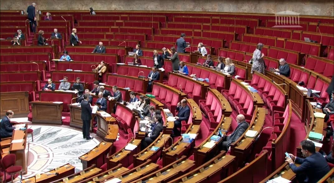 Hémicycle de l'Assemblée nationale avec un orateur à la tribune