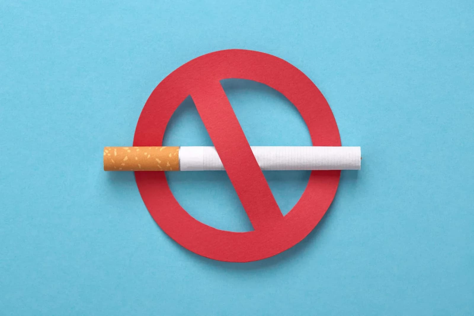 Cigarette barrée par un panneau d'interdiction rouge