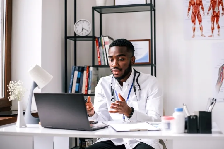 Médecin en téléconsultation devant un ordinateur portable