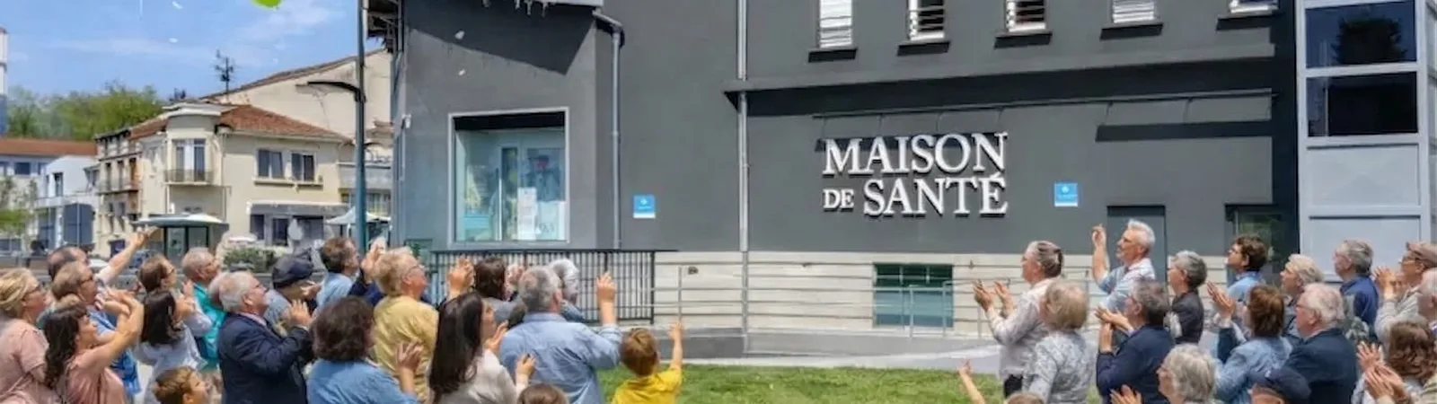 Foule rassemblée devant l'enseigne d'une maison de santé