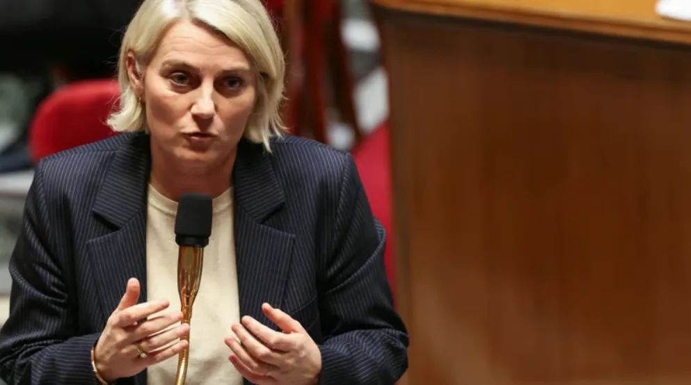 Élue s'exprimant dans l'hémicycle de l'Assemblée nationale